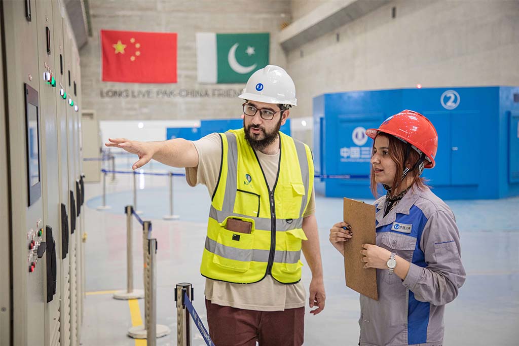 7月14日，巴方工作人員在卡洛特水電站-地下電廠檢查數(shù)據(jù)。 （人民網(wǎng)記者 薛丹攝）