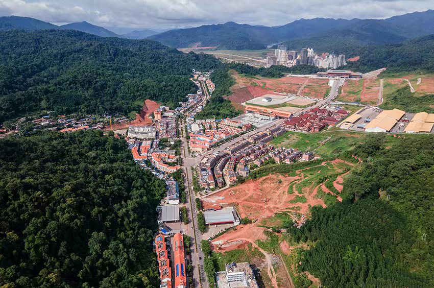 磨憨口岸俯瞰，右前方高層白色建筑群為老撾境內(nèi)。人民網(wǎng)記者 符皓攝