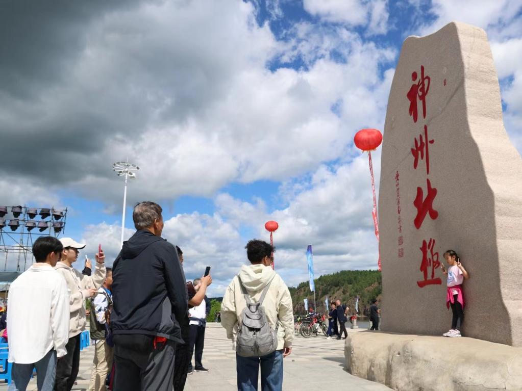 游客在漠河市地標(biāo)前打卡。新華社記者 徐凱鑫攝