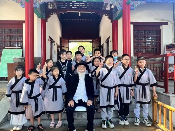 聽孔廟歷史見證人——白胡子爺爺講述臨沂城過去的故事。臨沂市博物館供圖