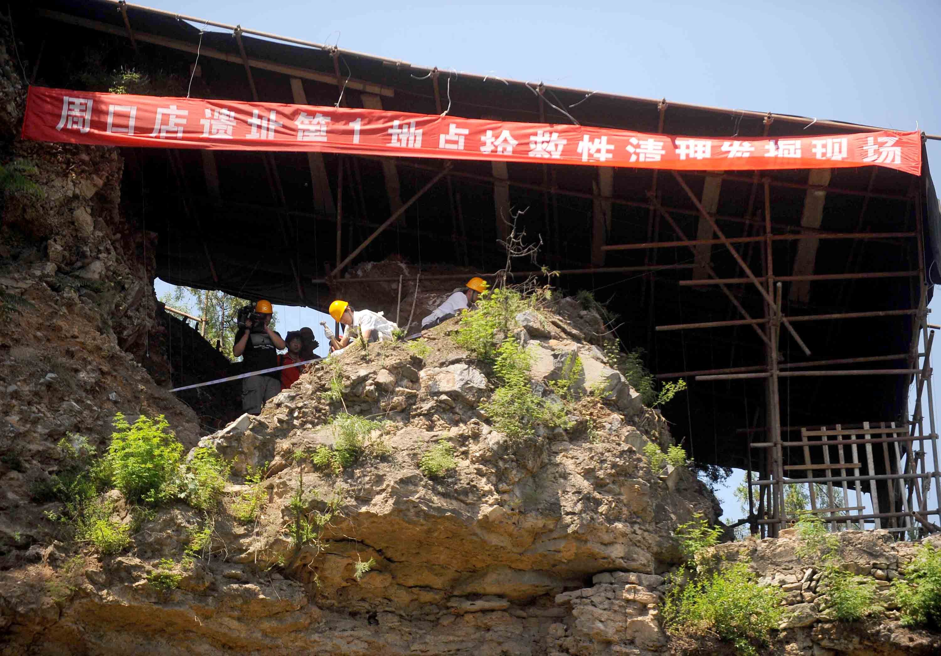 中國(guó)文化源遠(yuǎn)流長(zhǎng)，中華文明博大精深。中華文明探源工程等重大工程的研究成果，實(shí)證了我國(guó)百萬(wàn)年的人類史、一萬(wàn)年的文化史、五千多年的文明史。這是2009年6月24日，考古工作人員在北京周口店遺址第1地點(diǎn)進(jìn)行搶救性清理發(fā)掘工作。新華社記者 羅曉光 攝