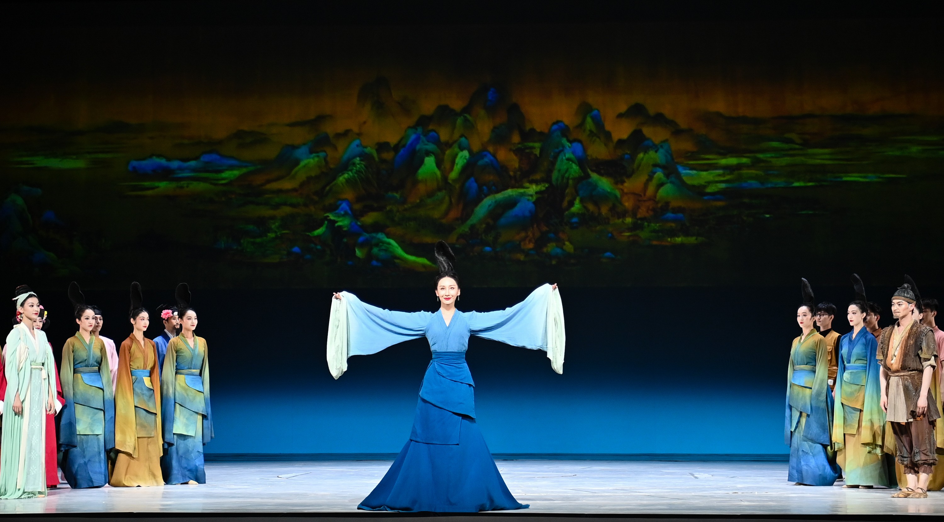 2023年7月20日，中國(guó)東方演藝集團(tuán)演員在烏魯木齊文化中心大劇院表演舞蹈詩(shī)劇《只此青綠》。新華社記者 李響 攝