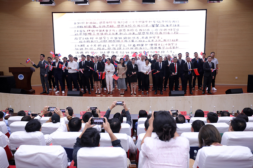 7月31日，昆明鐵道職業(yè)技術(shù)學(xué)院舉行援老撾鐵道職業(yè)技術(shù)學(xué)院項目教育能力建設(shè)教師培養(yǎng)班結(jié)業(yè)典禮。 昆明鐵道職業(yè)技術(shù)學(xué)院供圖