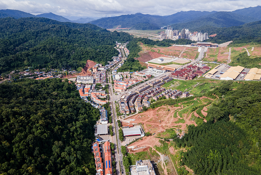 磨憨口岸俯瞰，右前方高層白色建筑群為老撾境內(nèi)。人民網(wǎng)記者 符皓攝