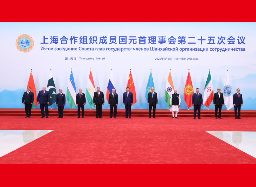 習(xí)近平同出席會議的上海合作組織成員國領(lǐng)導(dǎo)人、常設(shè)機構(gòu)負責(zé)人集體合影